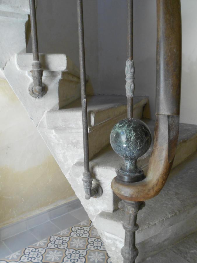 Sous Le Neflier Bed & Breakfast Nimes Exterior photo